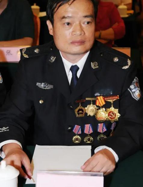 1990年，24岁的缉毒警明正彬，打入毒贩内部。哪料，在一次交接货时，一名警察突