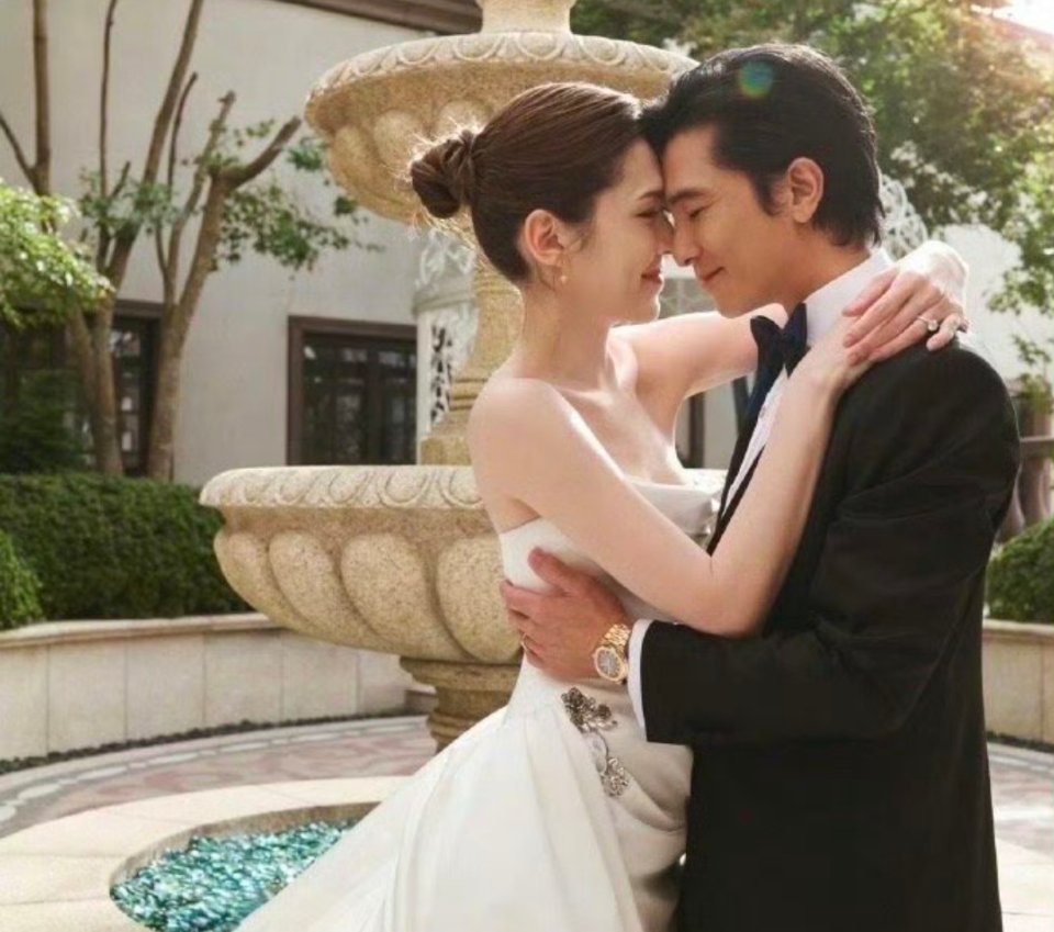 霍建华林心如参加邱泽许玮甯婚礼两位顶级骨相高颜值的夫妻，不敢想象以后儿子长大得多