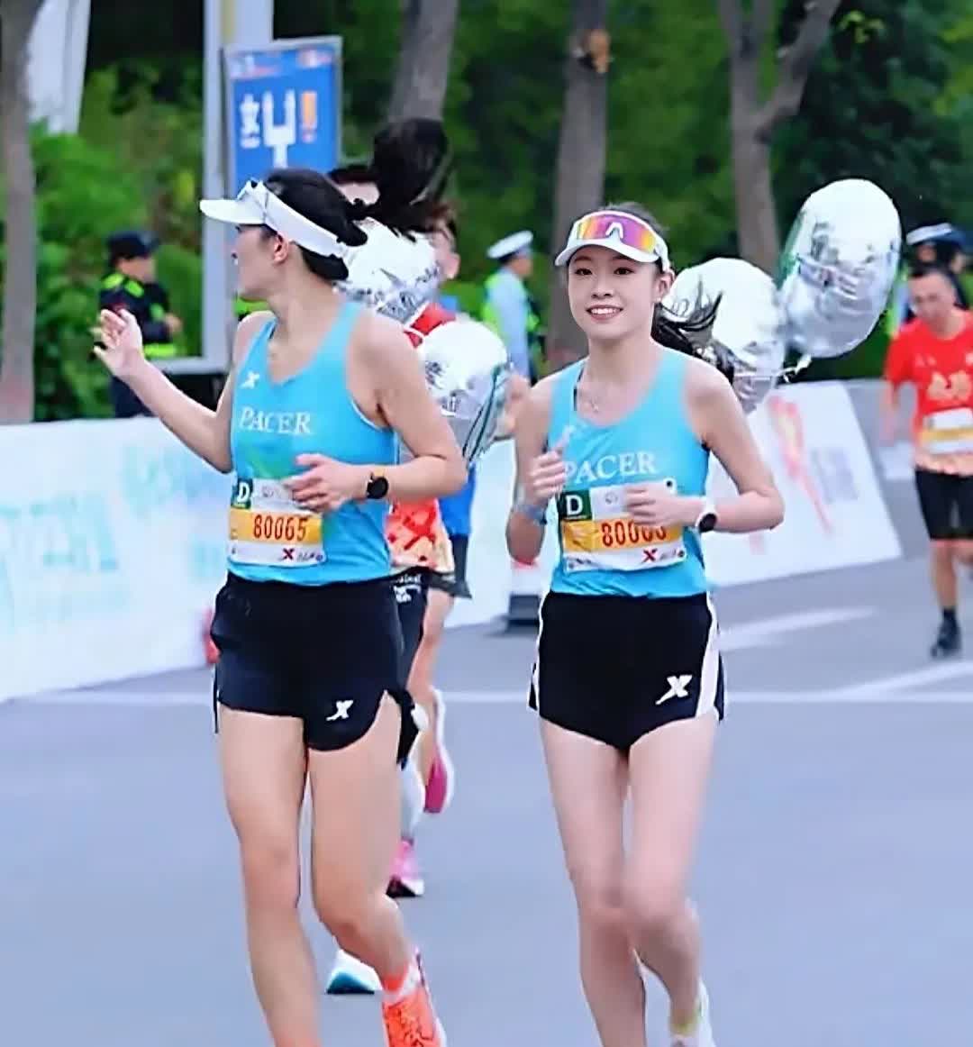 太马半程马拉松1:45美女配速员终点前热情地鼓励选手冲刺，两位美女步伐轻盈，看起