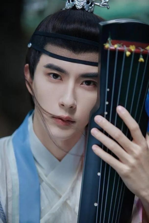 他真的好有古韵，任何颜色，任何发型，任何衣服都适合他！就是这么好看！被这句话