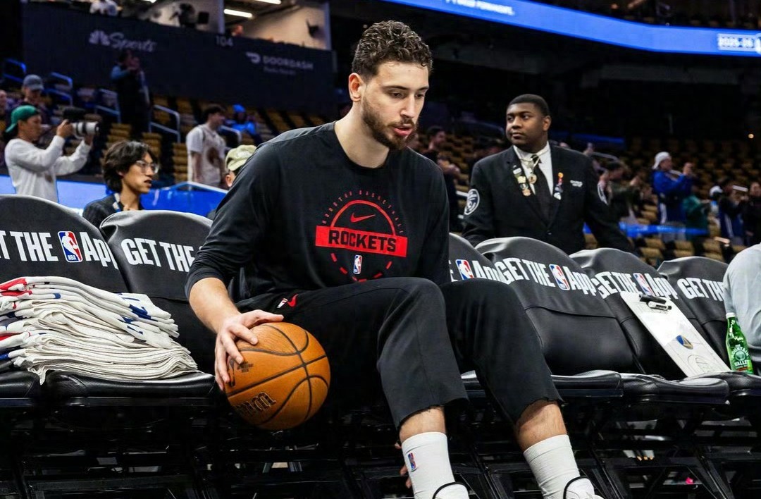 说句良心话申京对得起他的顺位和身价3000万的薪水16顺位，这身价做个球队老