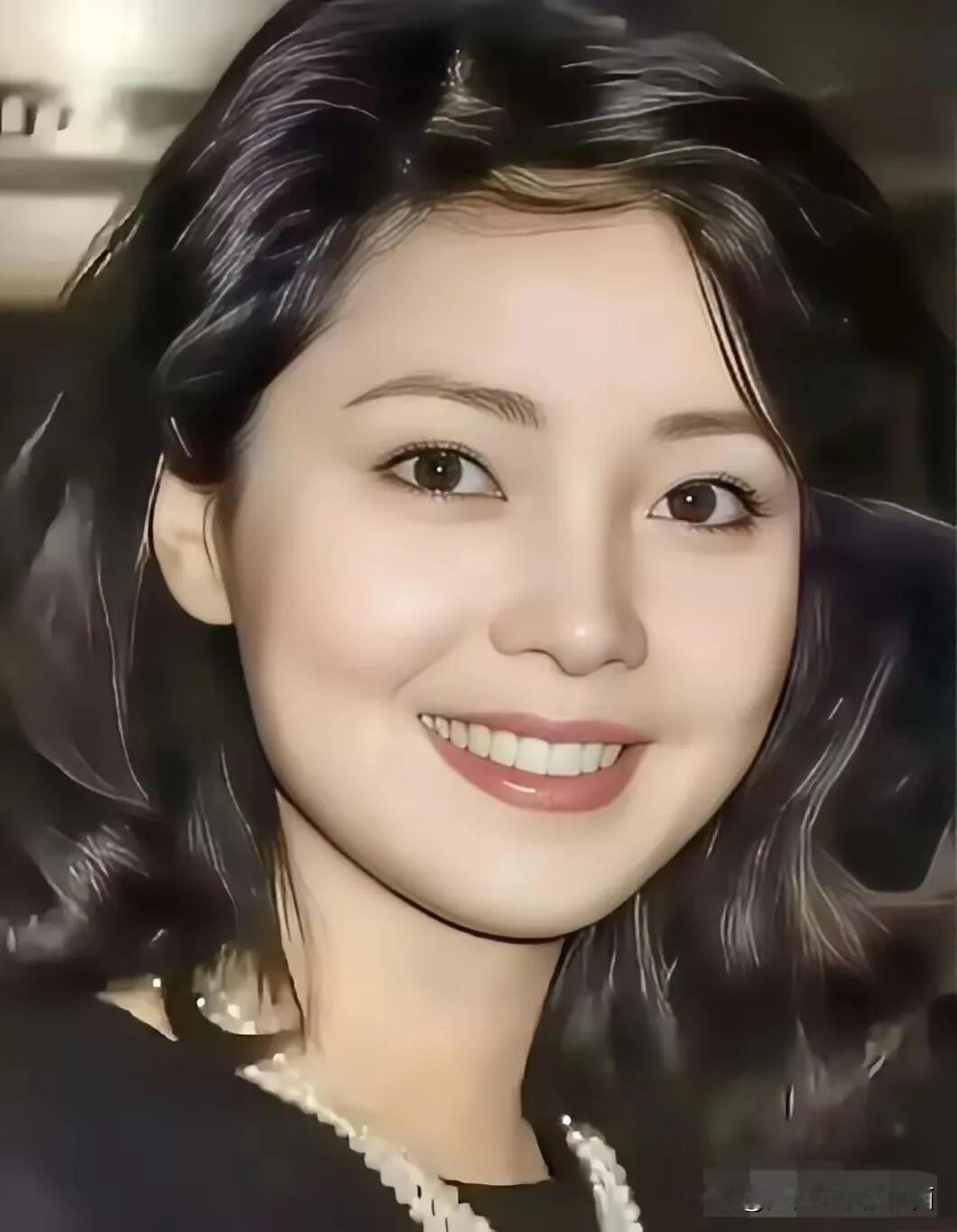 这是标准的东方美女，符合大众的审美观，跟朱琳和林青霞一样的有气质，百看不厌。