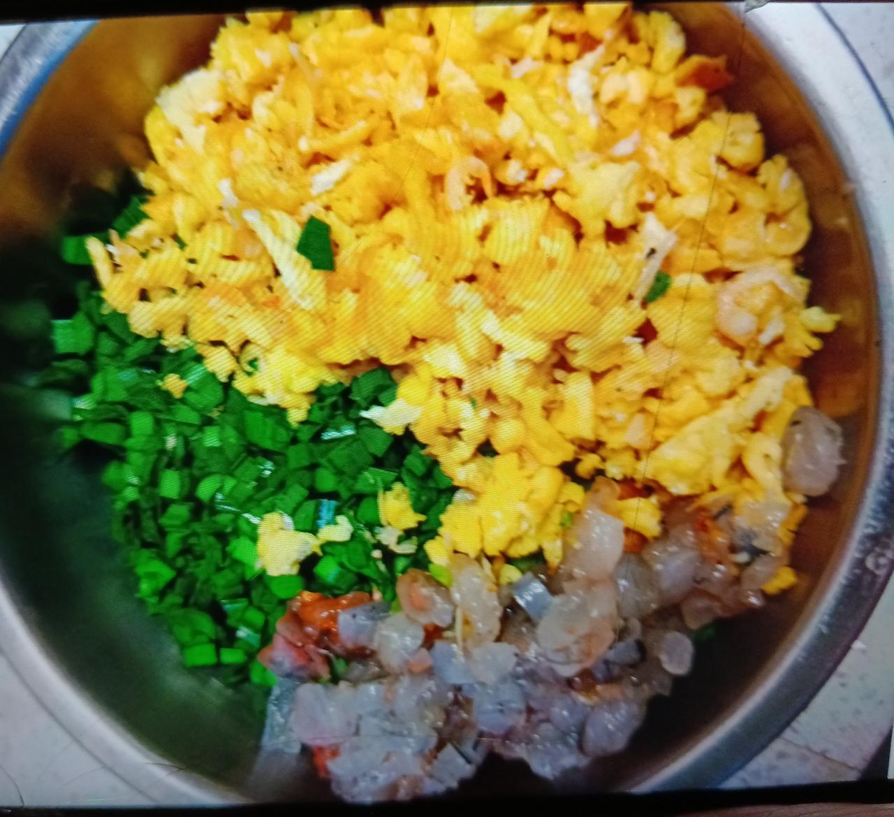 去北京两个多月，我很少吃韭菜。儿子儿媳吃韭菜会烧心，孙子又不爱吃，所以我很久都没