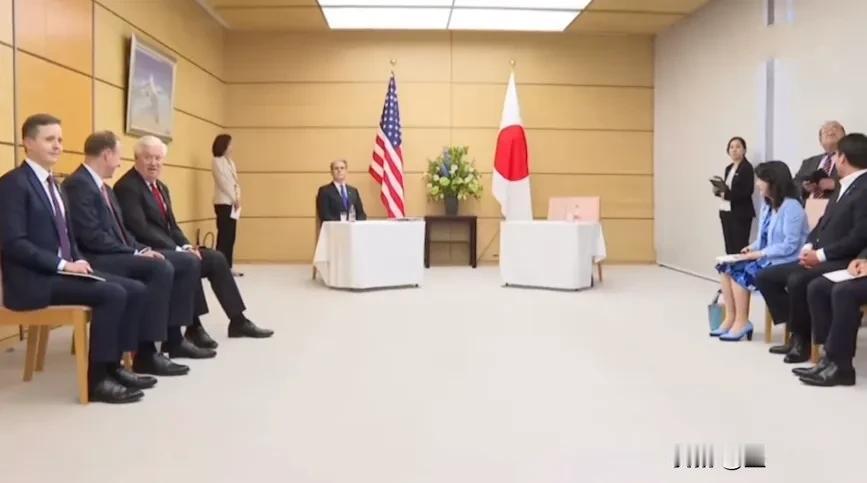 访华前，贝森特与高市早苗会晤，会议现场座席安排让人意外。5月12日，美国财长贝