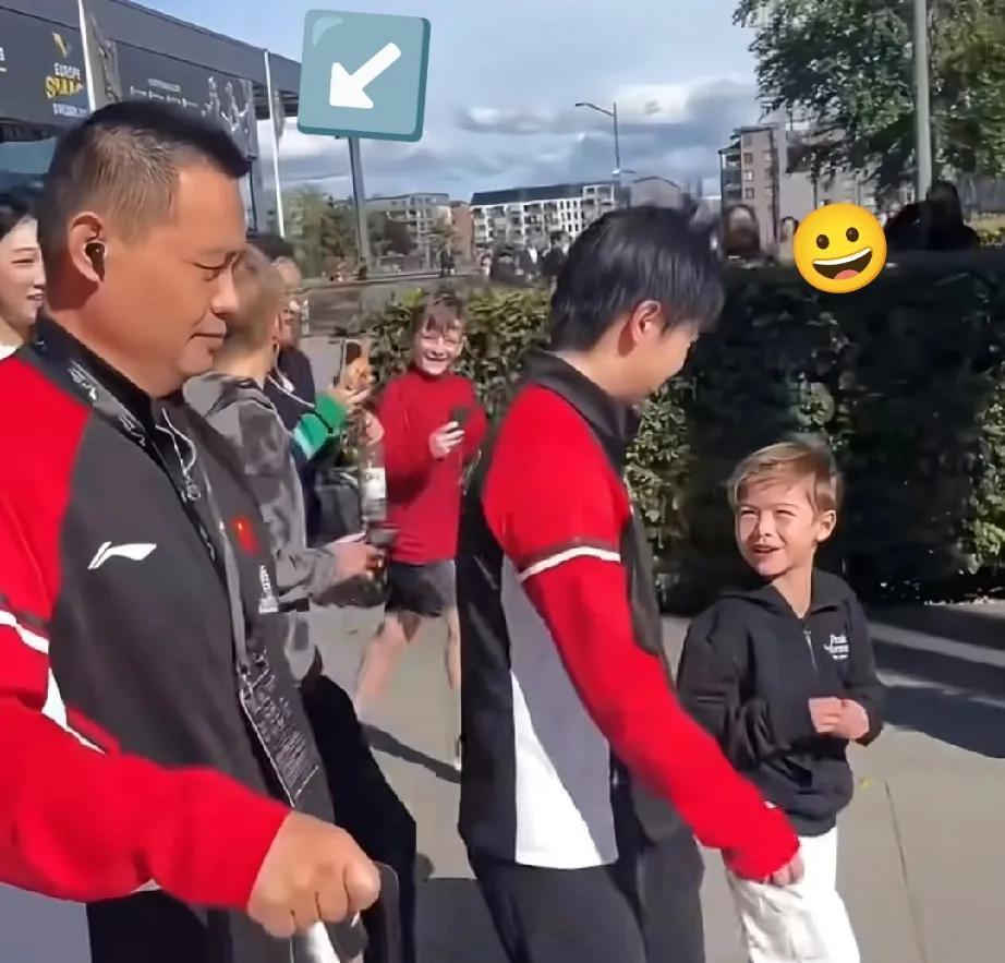 孙颖莎在马尔默人气真旺！令旁边一同的德华队医都羡慕不已！莎莎结束了上午的单打比