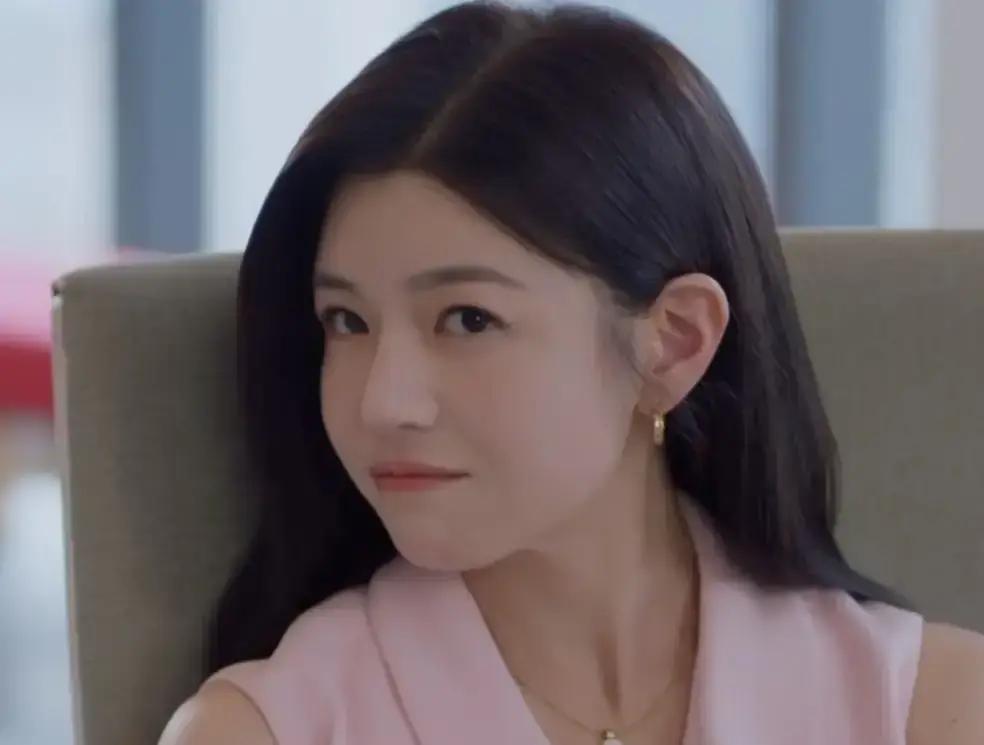 “沈佳宜”滤镜还没碎，陈妍希又甩出一张王炸——岑矜。前期当“提款机姐姐”，