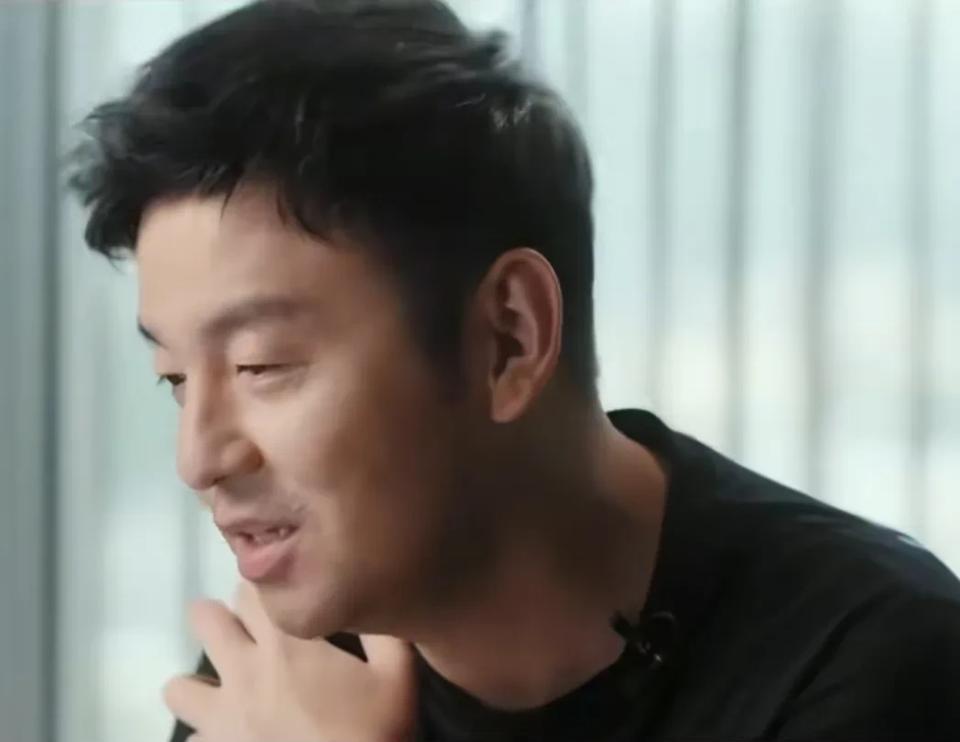 演员雷佳音说：“几年前在高铁上，突然张译给我发微信，说汤唯想加你微信，可不可以？