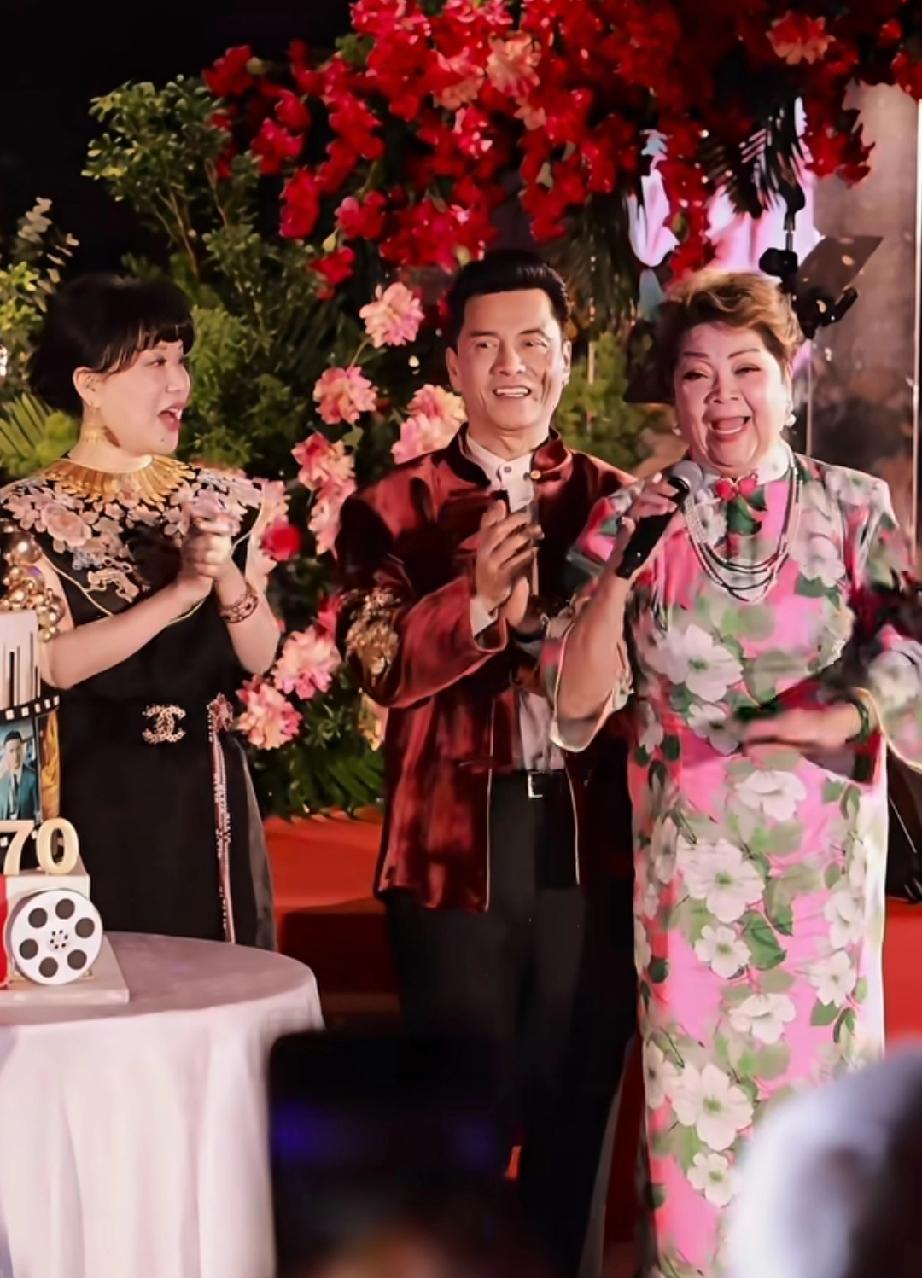 港星吕良伟70岁大寿真是热闹，港圈大半有名气的人都到场了，吕良伟穿着一身黑色西服