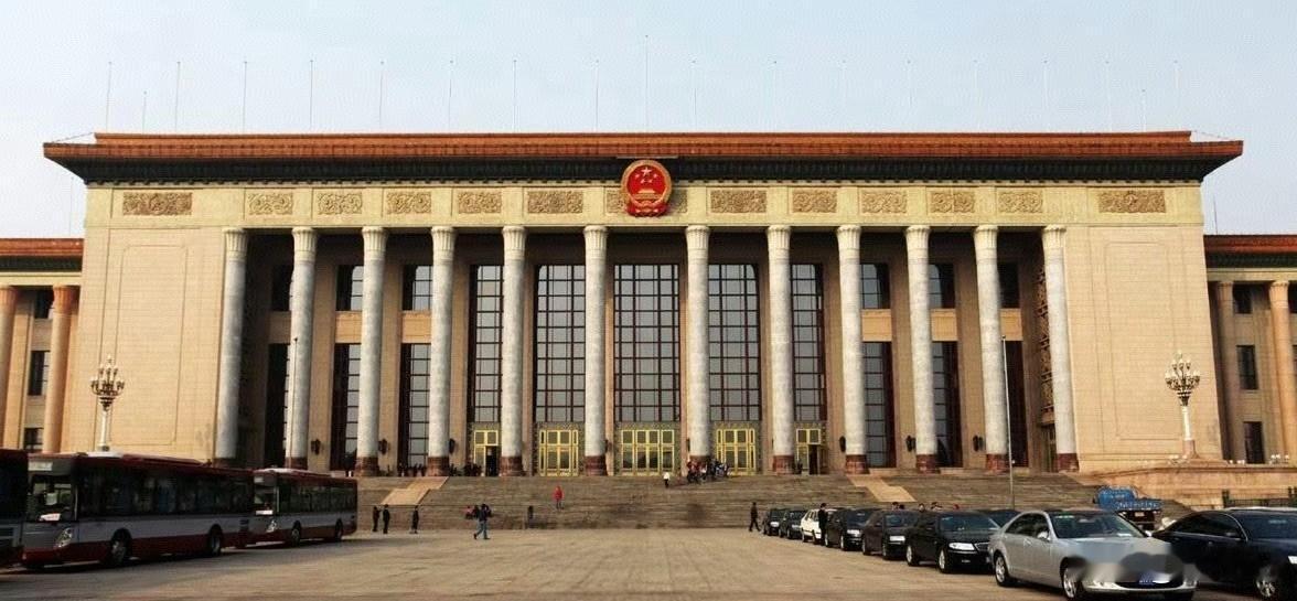 老川中国回去受刺激了，昨天发布了白宫扩建图，网友说是效仿人民大会堂白宫改造美国