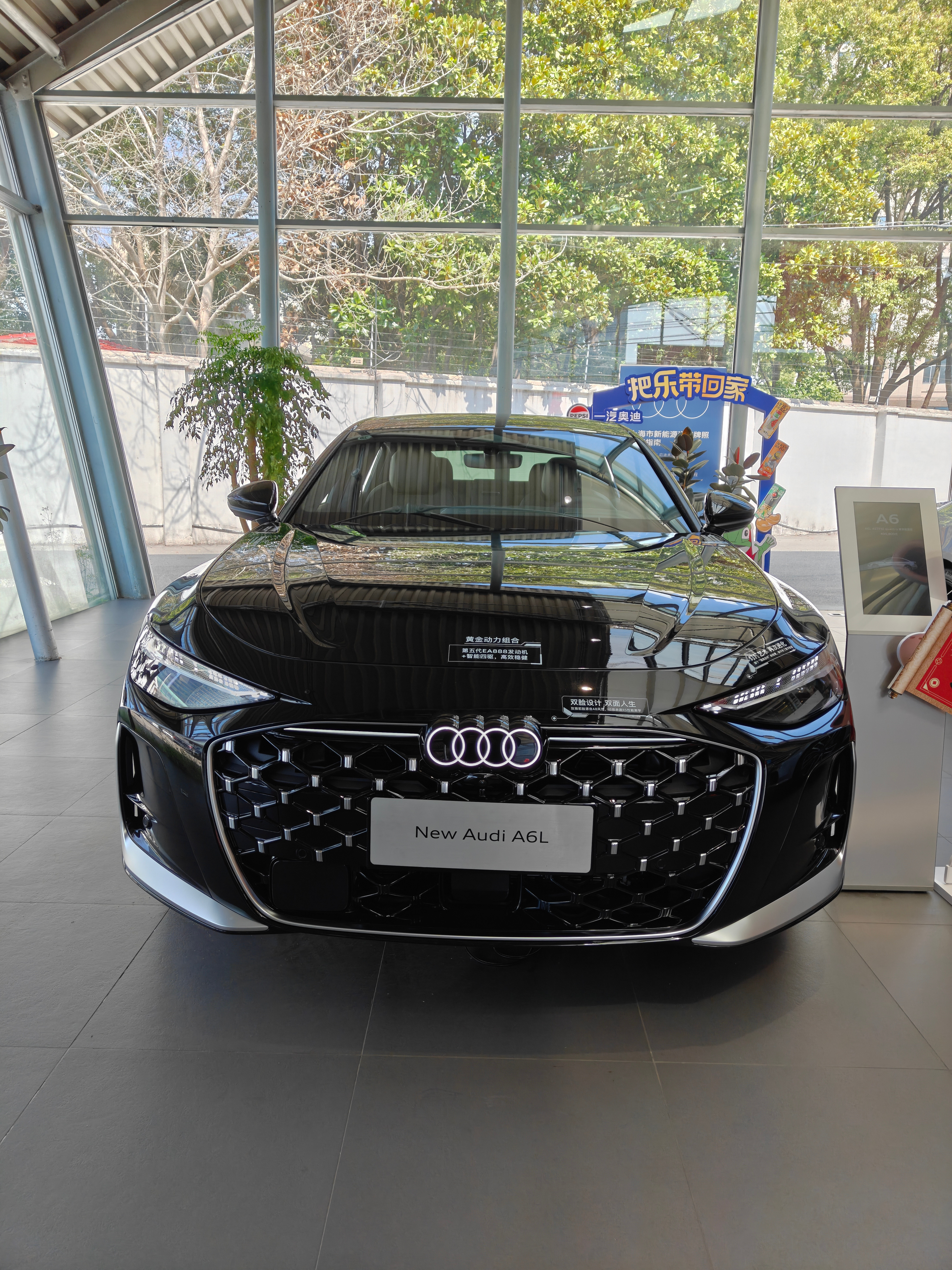 新款奥迪A6L的造型很棒但是内饰，就几年前我说智己L7，各种黑塑料，钢琴烤漆，触