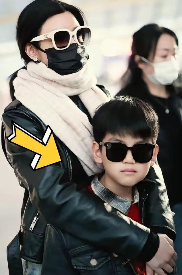 别再教孩子“牺牲”了。看看陈妍希的儿子。机场面对镜头，他主动问好。那份从容，不是