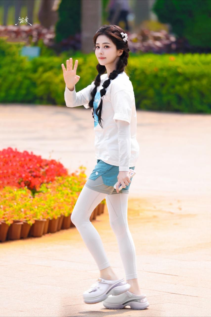 白鹿全身路透来了！好青春靓丽！不愧是李宁代言人，一看就充满了运动活力与阳光气息。