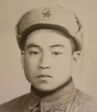 11951年，美军俘虏了一个17岁的志愿军战士，美军用电话线把他捆住，连夜拉去