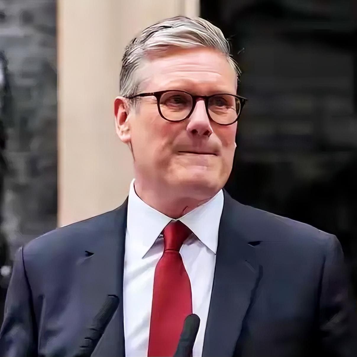 不可思议！英国首相斯塔默选择硬刚特朗普近日，针对此前特朗普威胁要退出北约的言