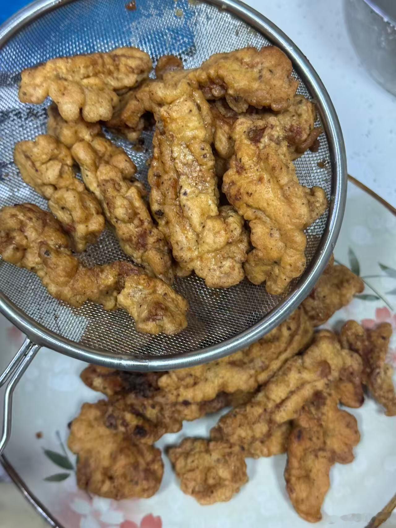 川川教做菜川味小酥肉大家要的小酥肉教程来咯~用的材料比较简单，主要是对油温把控