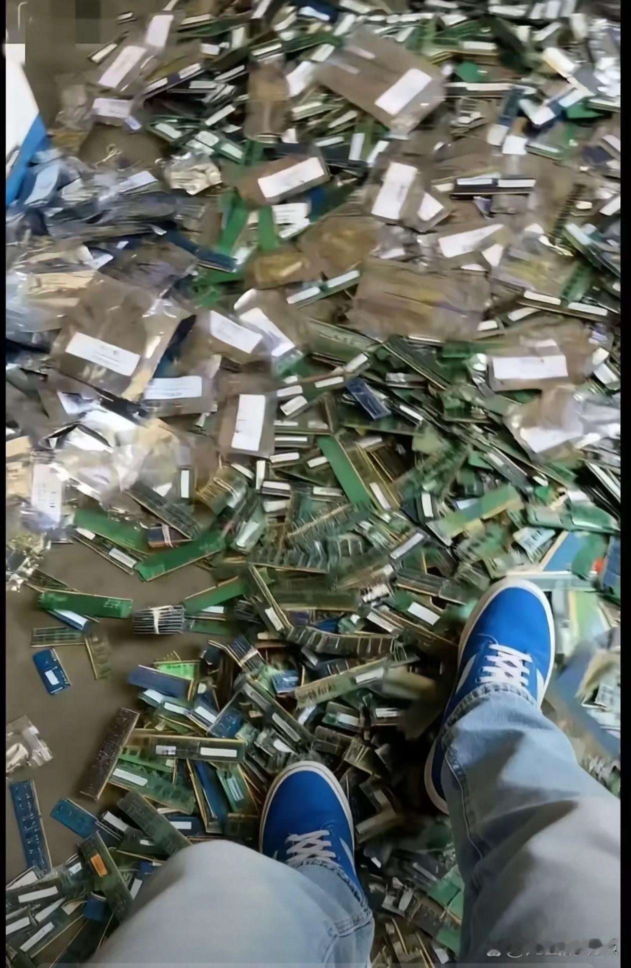 河南一位“破烂王”突然刷屏。​​​镜头里，几百平的库房被内存条填成金色海洋，