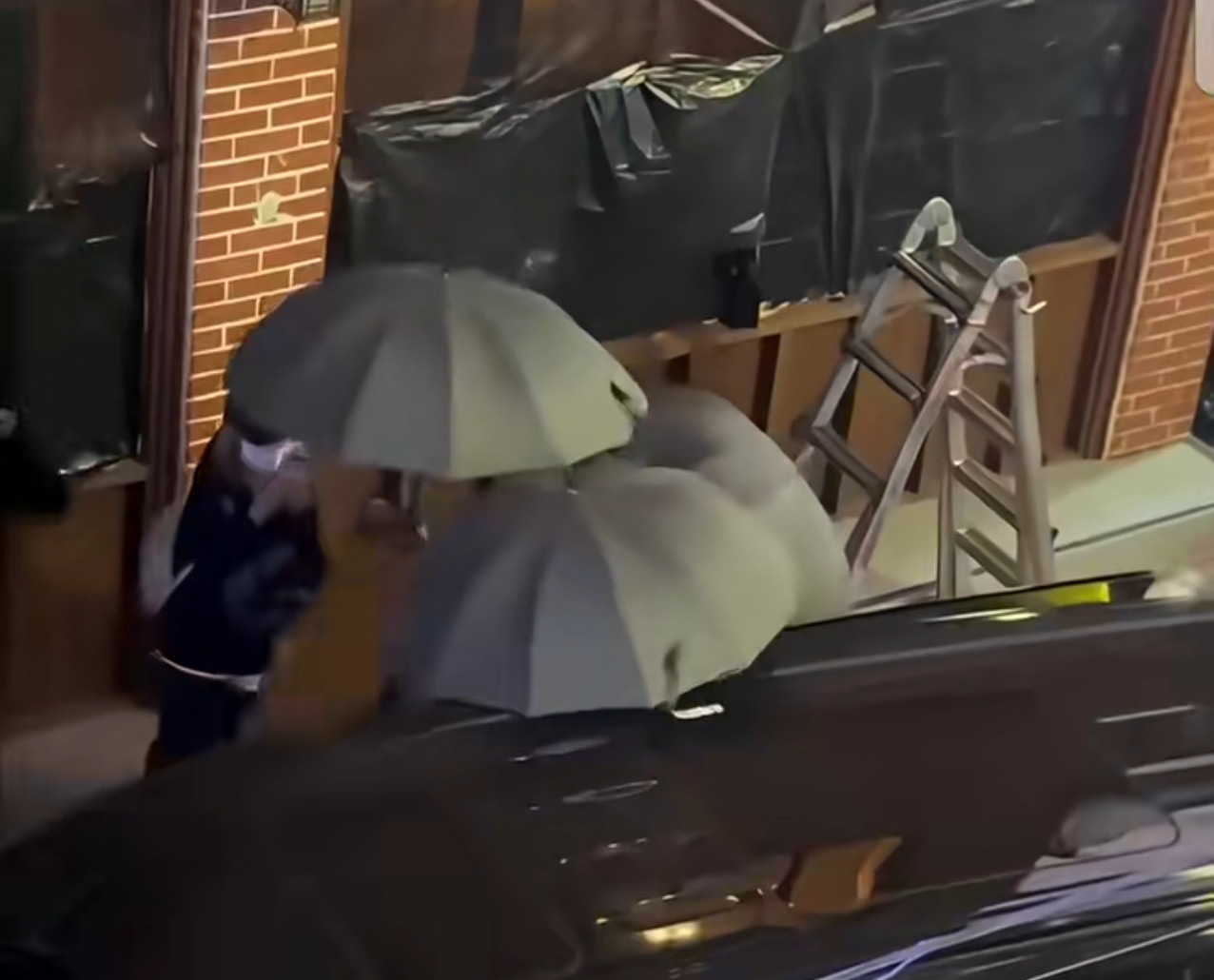 这个时间点偷偷摸摸的去韩国，还全程戒备全副武装，前段时间戴上了牙套，真的是很微妙