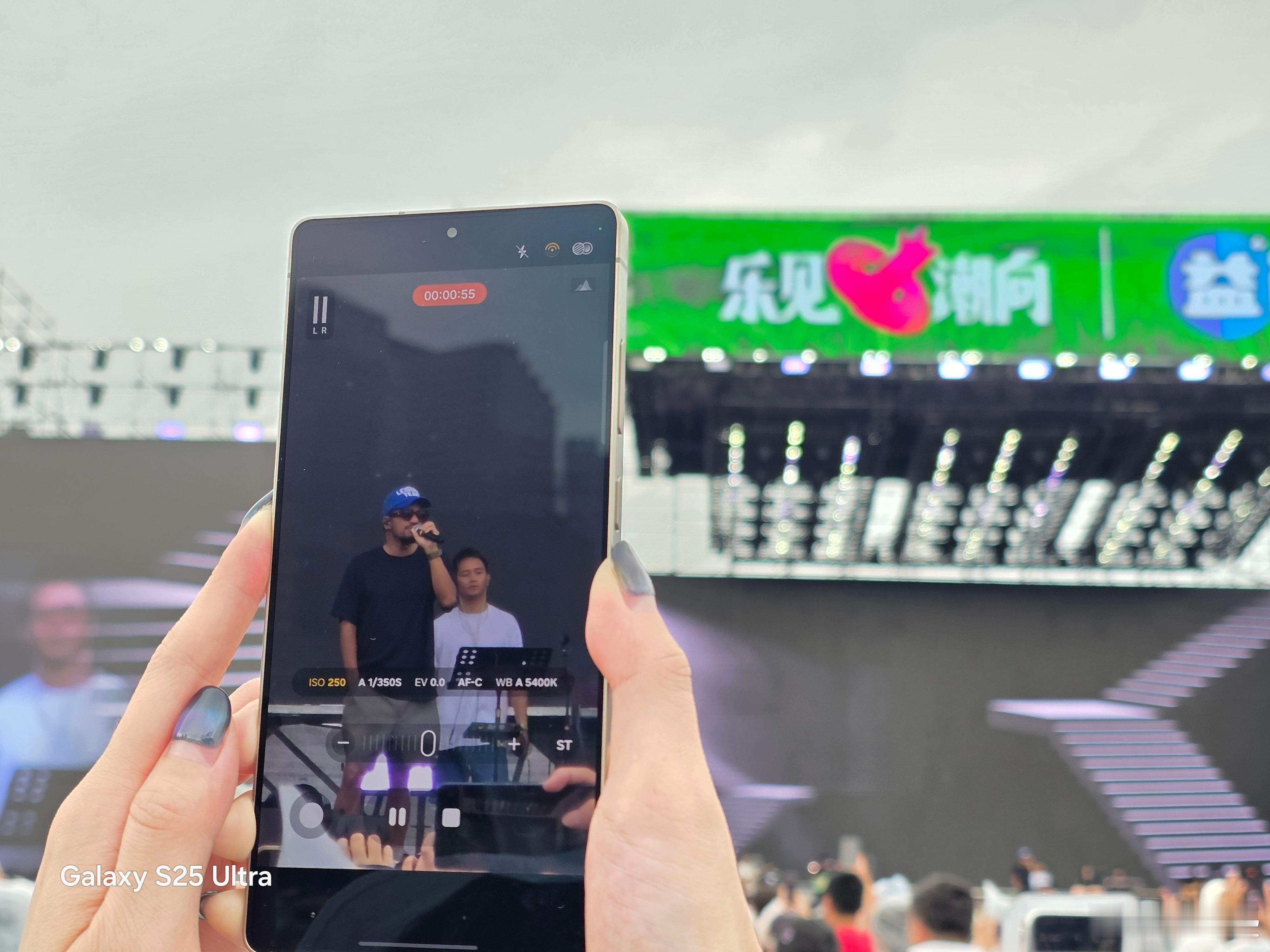 乐见潮向音乐节超好拍相信在音乐节现场大家最担心的就是怎么样才能拍出清晰又震撼的照
