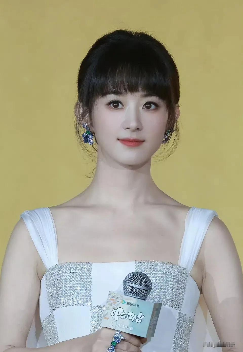 赵丽颖新造型惊艳众人！她以齐刘海造型亮相，瞬间少女感爆棚，仿佛时光倒流，重现了早