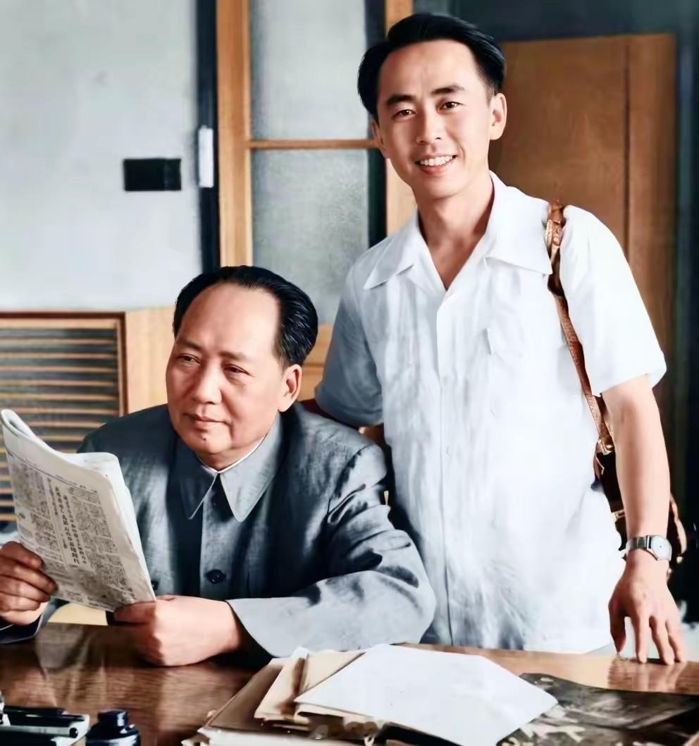 毛主席在坐着看报纸，旁边的男士是谁呀？就这么靠着主席，一点也不生分，好像老熟人了