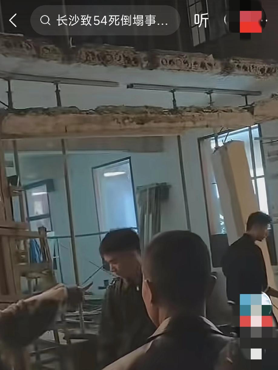 长沙潮宗街一面墙体倒塌，造成不少人受伤，而且还有女生被压在墙下面，救援人员用电锤