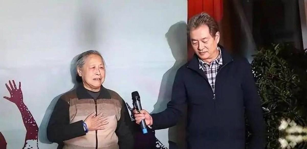 凌晨一点的北京，大多数70多岁的老人正安享睡眠。但72岁的濮存昕，却躺在一张逼仄