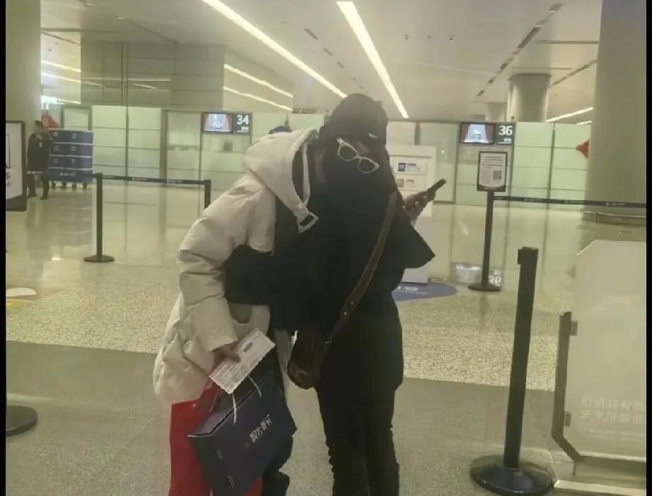 张云鹏母亲的身影出现在镜头里，她身穿一袭黑装，穿着长筒的靴子，鼻子上还架着