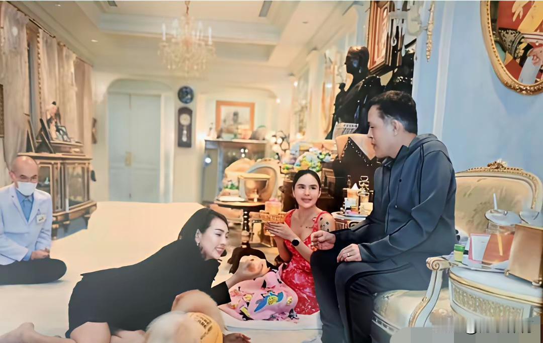 她只用了一套衣服，就让整个后宫的规矩成了笑话。最新宫廷贺岁照里，欧命妇身上那件