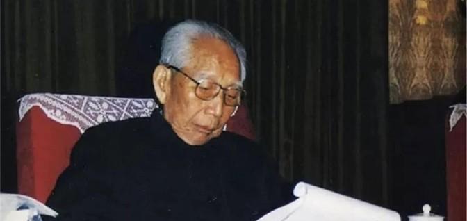 1945年年底，湖北随州环潭镇，一个中年人跑到了当地首富廖家借粮，此人身着长袍，