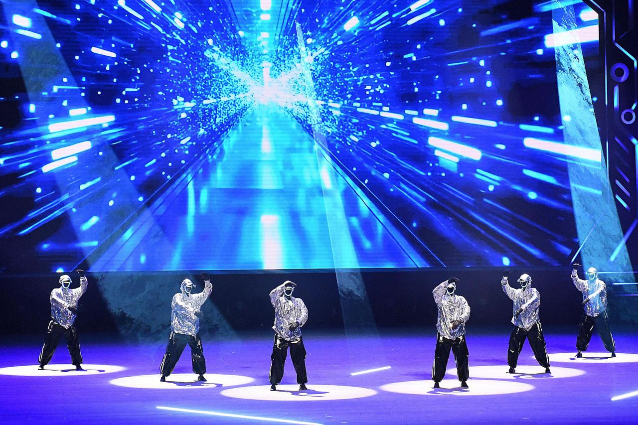 不能，AⅠ如何好在人类的眼里也只能是玩具、或机器之类的，从情感、理性上完全代替不