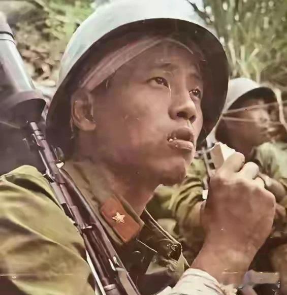 1987年4月20日，在老山战役，越军手持喷火器，喷向我方弹药库，一名嘴啃压缩