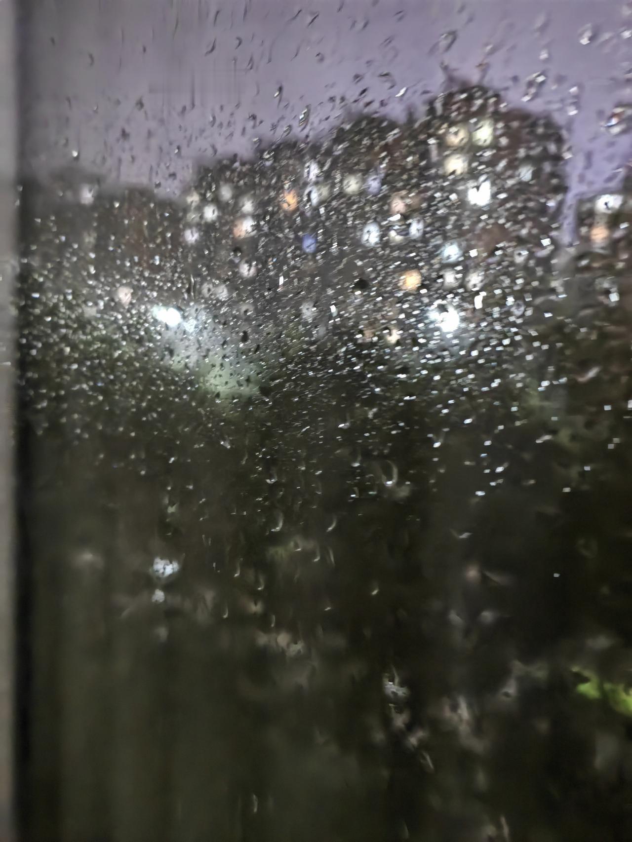 突然发现，我家老公真是特别容易信任人。一万五，说转给别人就转了，眼皮都不带眨一下