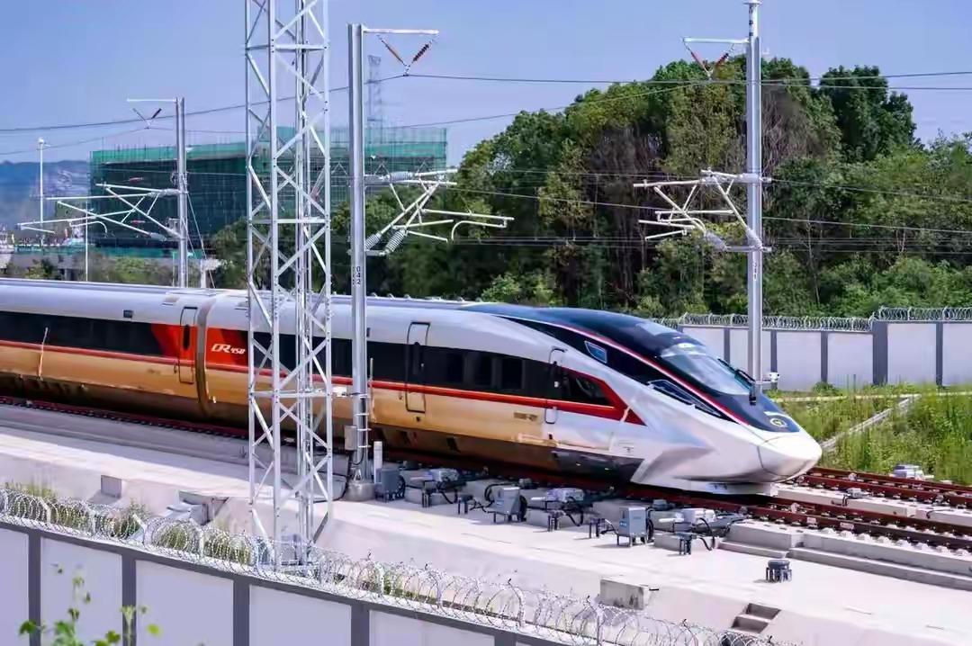 中国疯狂修高铁，其中一个重要原因是中国能源缺油少气多煤，高铁用电不烧油，从根本上