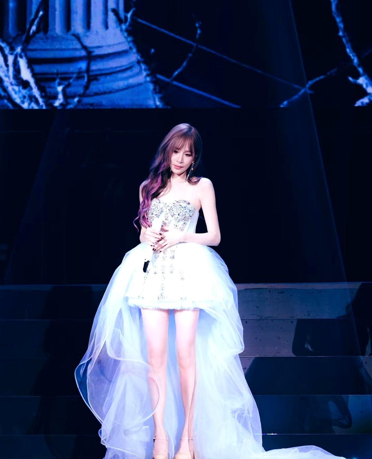 别再被线上的“甜心教主”标签给骗了。我闺蜜在线下见到王心凌，回来跟我说，网上