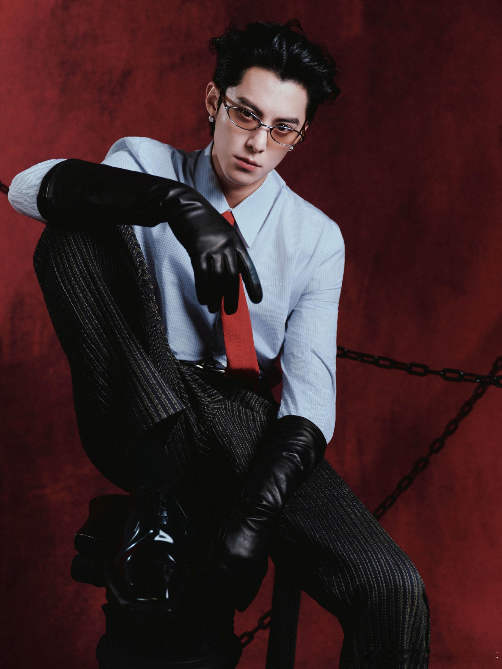 王鹤棣工作室出图，舞台棣真是好锋利的帅[爱心]​​​