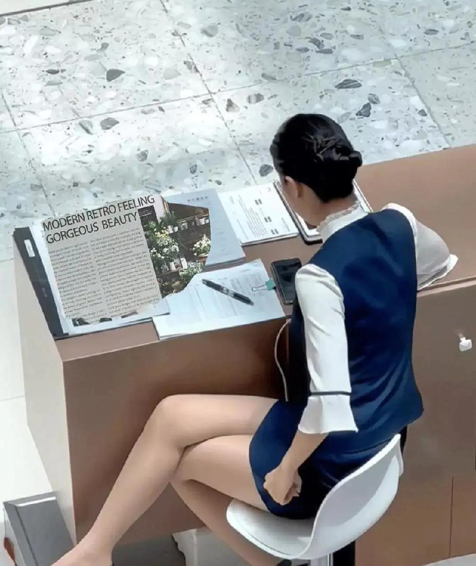 这种办公区域设计太不合理，没地方放腿啊