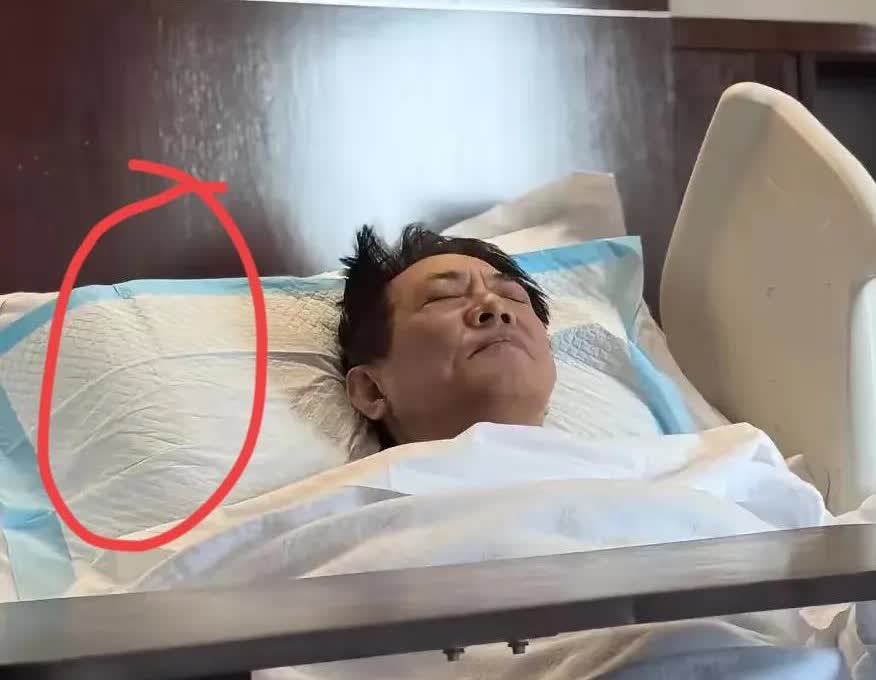 纯好奇，李连杰发的病床照片，为何在头下面垫了一个隔尿垫？是怕有渗液吗？因为家