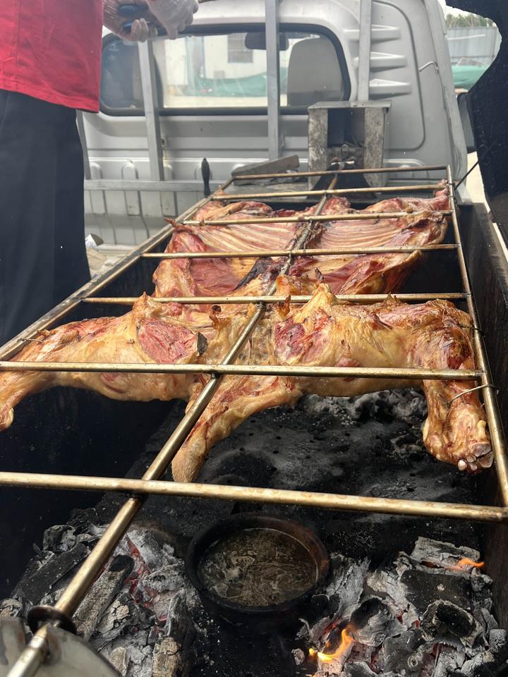 公司慰问员工，安排了两只烤全羊，滋滋冒油，[呲牙笑][呲牙笑][呲牙笑][呲牙笑]