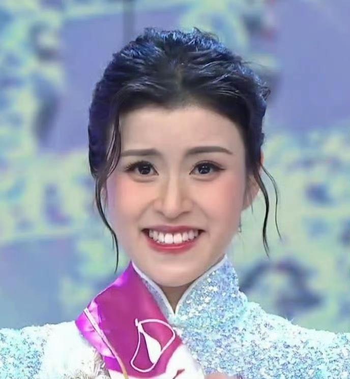 今年的香港小姐选出的冠军、亚军、季军。​这三位是不算历届最漂亮的香港小姐三强，
