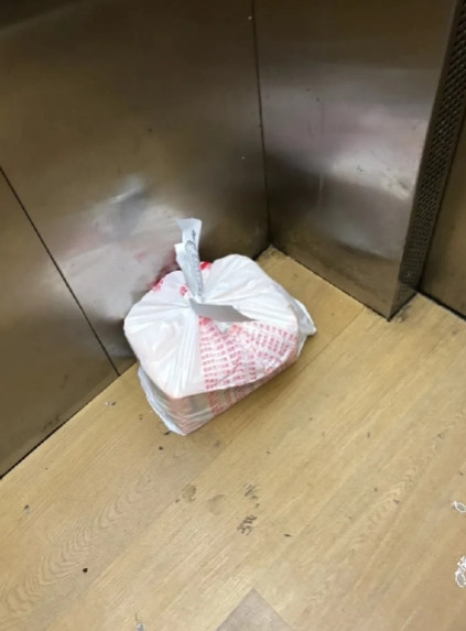 我家住的是电梯房，今天定了外卖，外卖员打电话说让按电梯。我答应着，就跑去按了。等