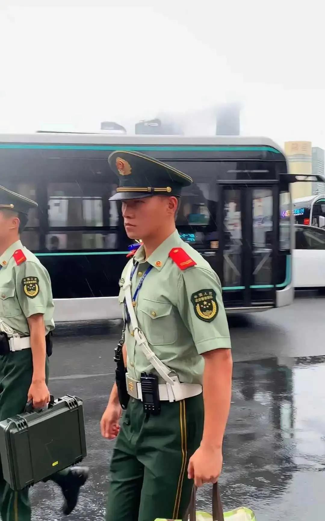 着装统一，两年兵都有杀气了