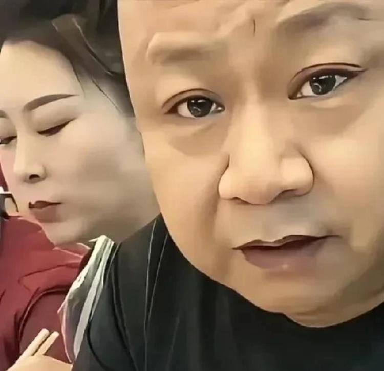 每月五万，专门买肉。这是沈飞在直播里说的。弹幕问他，弟弟小沈阳每年给多少钱，他