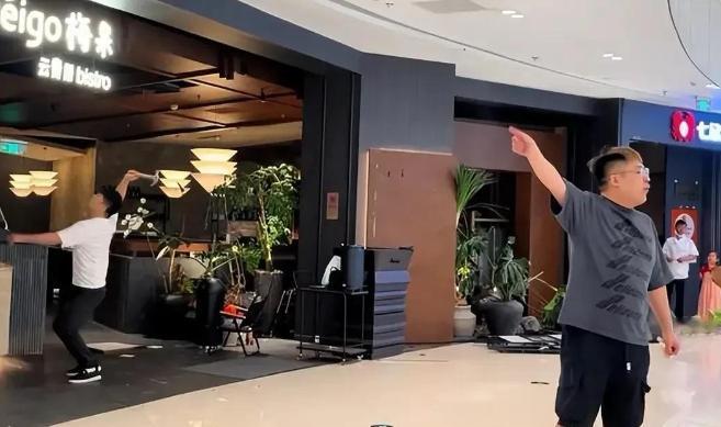 400万只撑4个月！浙江老板当场怒砸门店 最近，浙江湖州一家商场里的画面，看