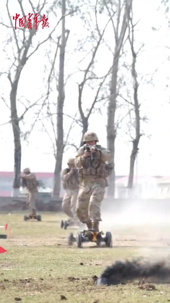 解放军全地形电动滑板车投入实战近日，解放军第83集团军某旅在川西高原实战化演