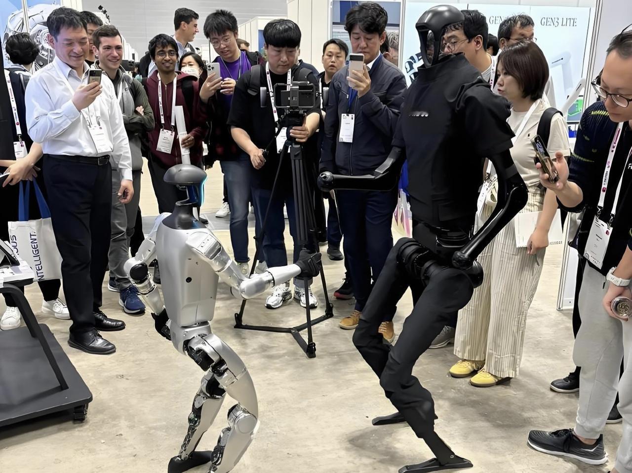 “机器人为什么一定要像人呢？”在2025年腾冲科学家论坛会上，一位观众好奇地问宇