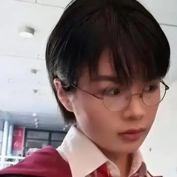 “反华妖女”许可馨，回国后叫嚣无人敢动她，如今下场简直大快人心！这件事隔了几年再