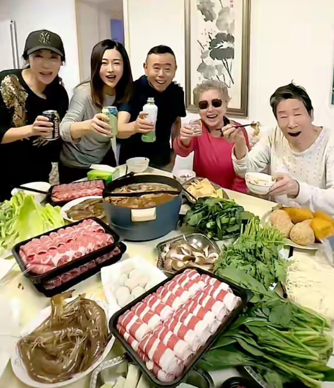 68岁潘长江陪九旬父母过中秋，推购物车囤食材的样子太实在！今年中秋，68岁的