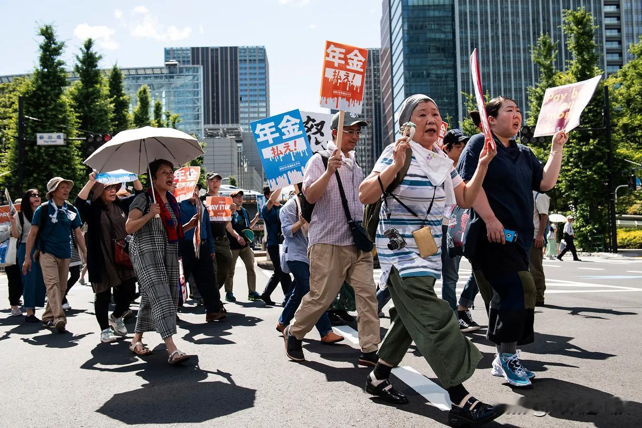 中国连断日本三条财路高市再不出手，要挨自己人打了中日争端，没想到最先倒下的是