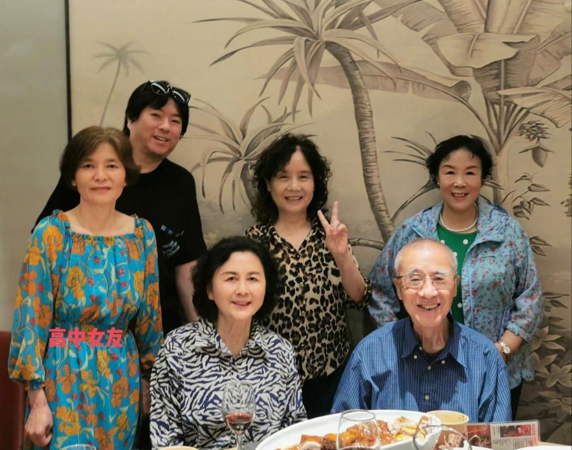 56岁高晓松和高中女友时隔三十七年再见面，女方气质非常好，两人看起来还是很亲近，