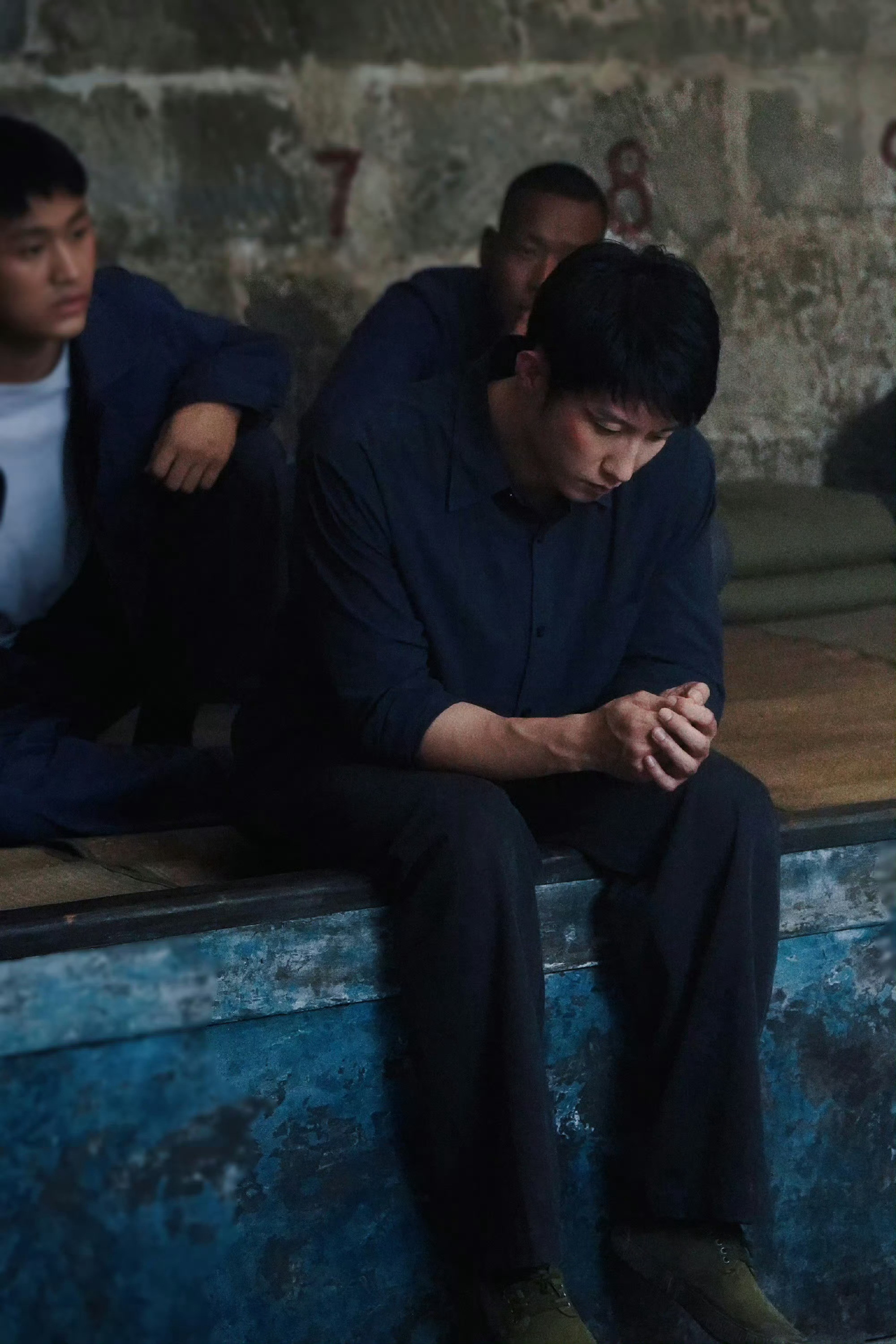 黄景瑜新剧被冤入狱被打得最狠的时候他没反抗，等对方松懈了才一口咬住耳朵不松口。